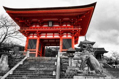 One of the main entrances in Kiyomizu-dera, Kyoto